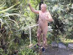 je me balade nu dans la nature