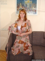 Blonde MILF posing nude