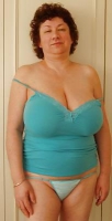 Mature Mom Likes to Pose For You