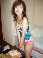 ASIAN AMATEUR WITH SHAVED PUSSY