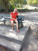 Laeufige Huendin auf Parkbank