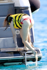 Paz Vega looking really great in a Bikini on a Yacht