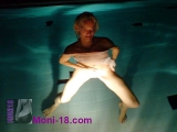Meine Freundin am Pool