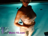 Meine Freundin am Pool