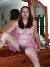 granny shows pussy