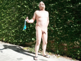 J enleve le string dans le jardin de mes amis