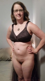 Women love to show their hairy pussy!