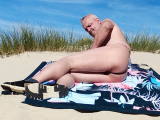 nu et offert dans les dunes de la plage
