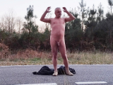 je me balade nu sur mon manteau