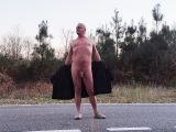je me balade nu sur mon manteau