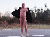 je me balade nu sur mon manteau