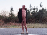 je me balade nu sur mon manteau