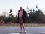 je me balade nu sur mon manteau