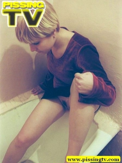 girl pissing in bath - N