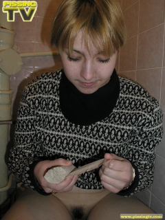 Amateur blonde toilet pissing - N