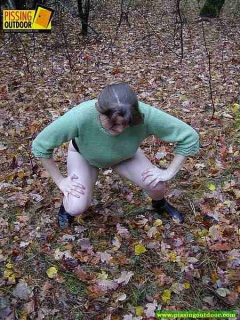 Plump babe pissing - N