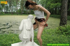Statue pissing - N