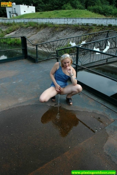 Blonde pees - N