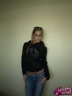 Sarah perform hot striptease - N