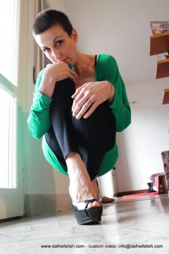 Veiny feet in high heels - N