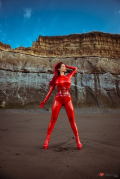 Bianca Baeuchamp Latex red 2 - N