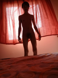 Naked under the curtain - N