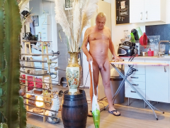 nat092 nudiste fait le menage tous les dimanches - N