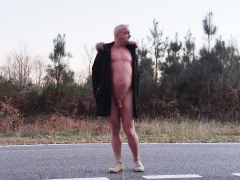je me balade nu sur mon manteau - N