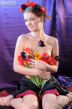 Very beautiful girl poses naked - N