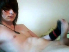 18-yo-emo-boy-cums-on-cam