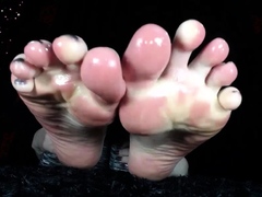 violet-doll-baby-oil-feet