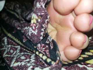 Amateur Foot Fetish Girlfriend Sucks and gives a Footjob