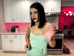 cheep-looking-amateur-milf-brunette-vannah