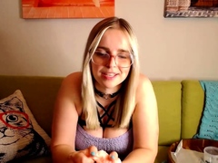 amateur-webcam-cute-teen-plays-solo-with-big-dildo